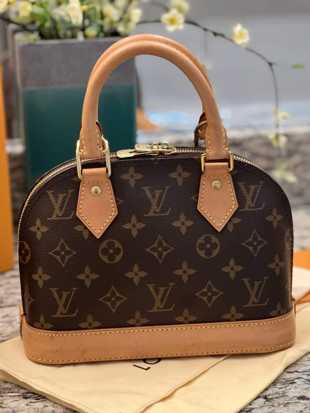 Authentic Alma BB. Comes with dustbag, box, strap, lock and key